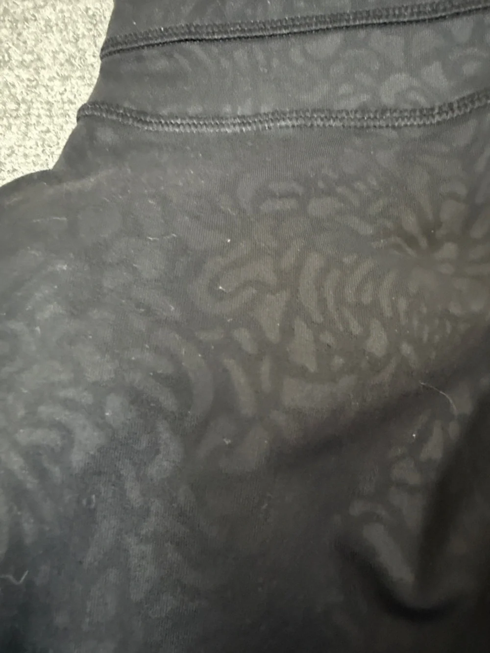 Lululemon Black Patterned Cropped Leggings Back Zipper Pocket Sz 2 (A2)